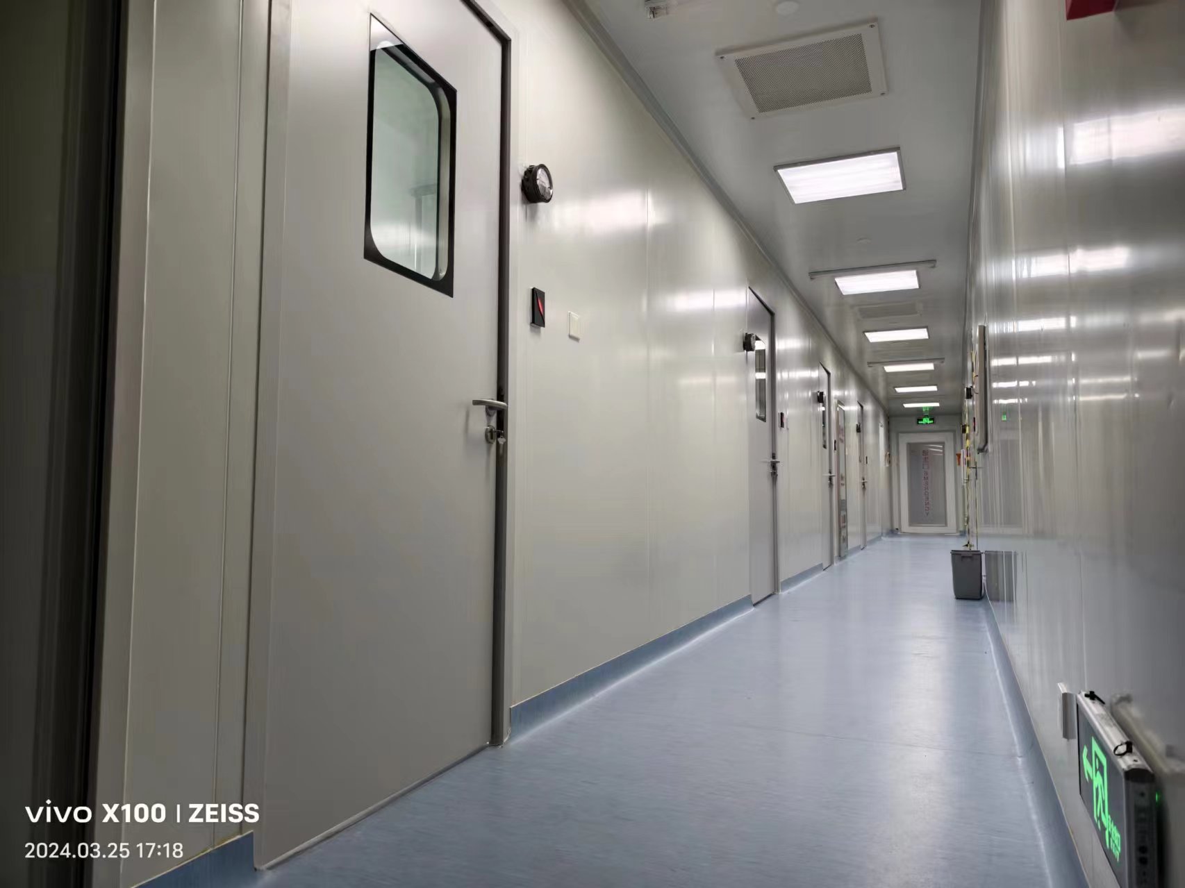 无尘车间装修是一项专业洁净工程(图1) 无尘车间装修是一项专业洁净工程(图1)